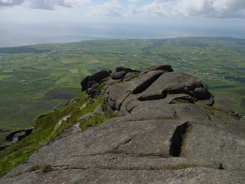 An image depicting the trail Slieve Binnian and Slievelamagan Loop via Mourne Wall Challenge and its surrounding area.