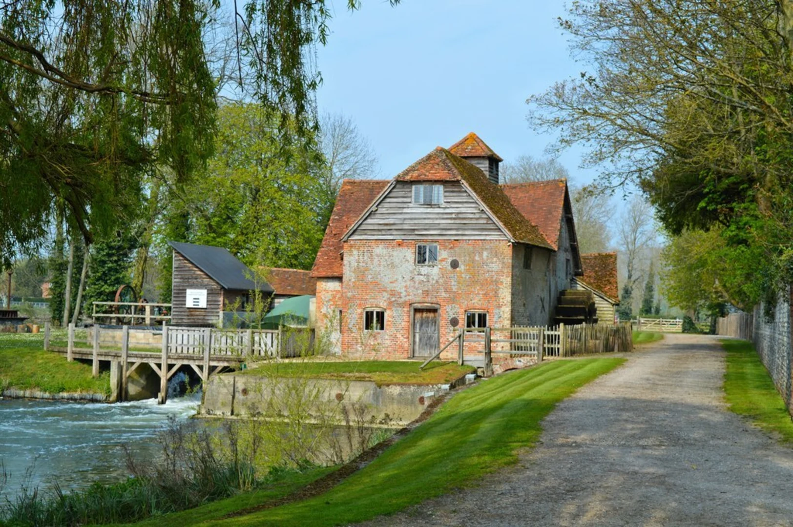 An image depicting the trail Mapledurham House Loop and its surrounding area.
