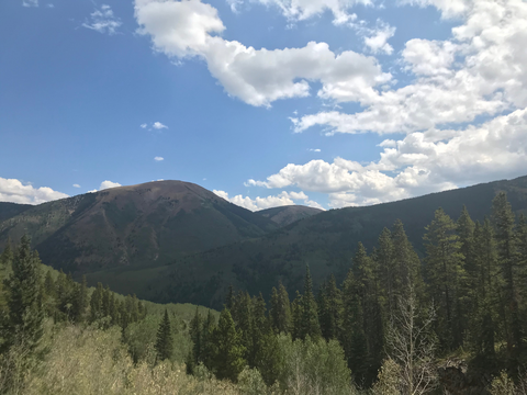 An image depicting the trail Cathedral Lake Trail and its surrounding area.