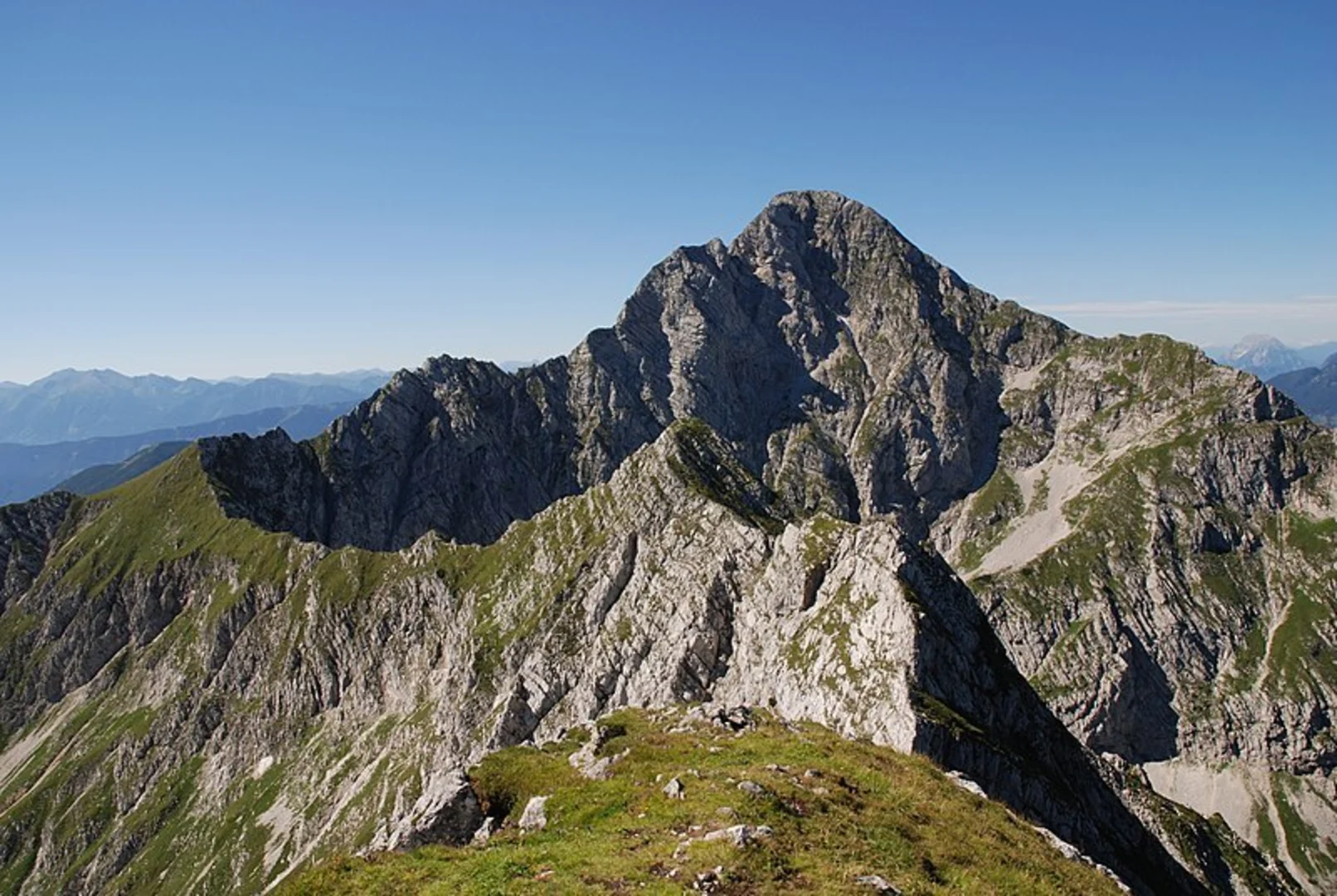 An image depicting the trail Bad Haller Steig via the Gowilalm to Great Pyhrgas and its surrounding area.