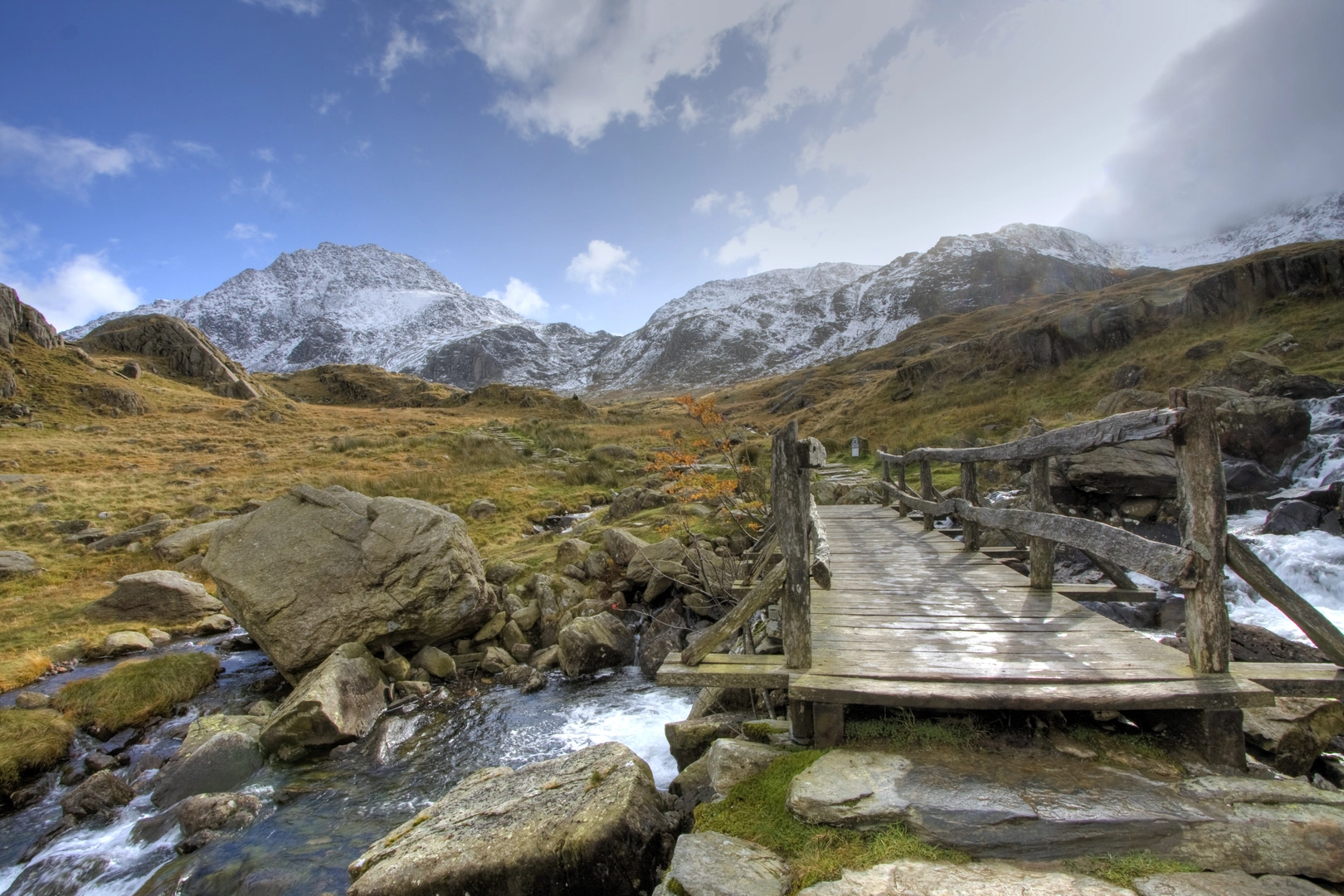 An image depicting the trail A Circuit of Llyn Idwal from Ogwen Cottage and its surrounding area.