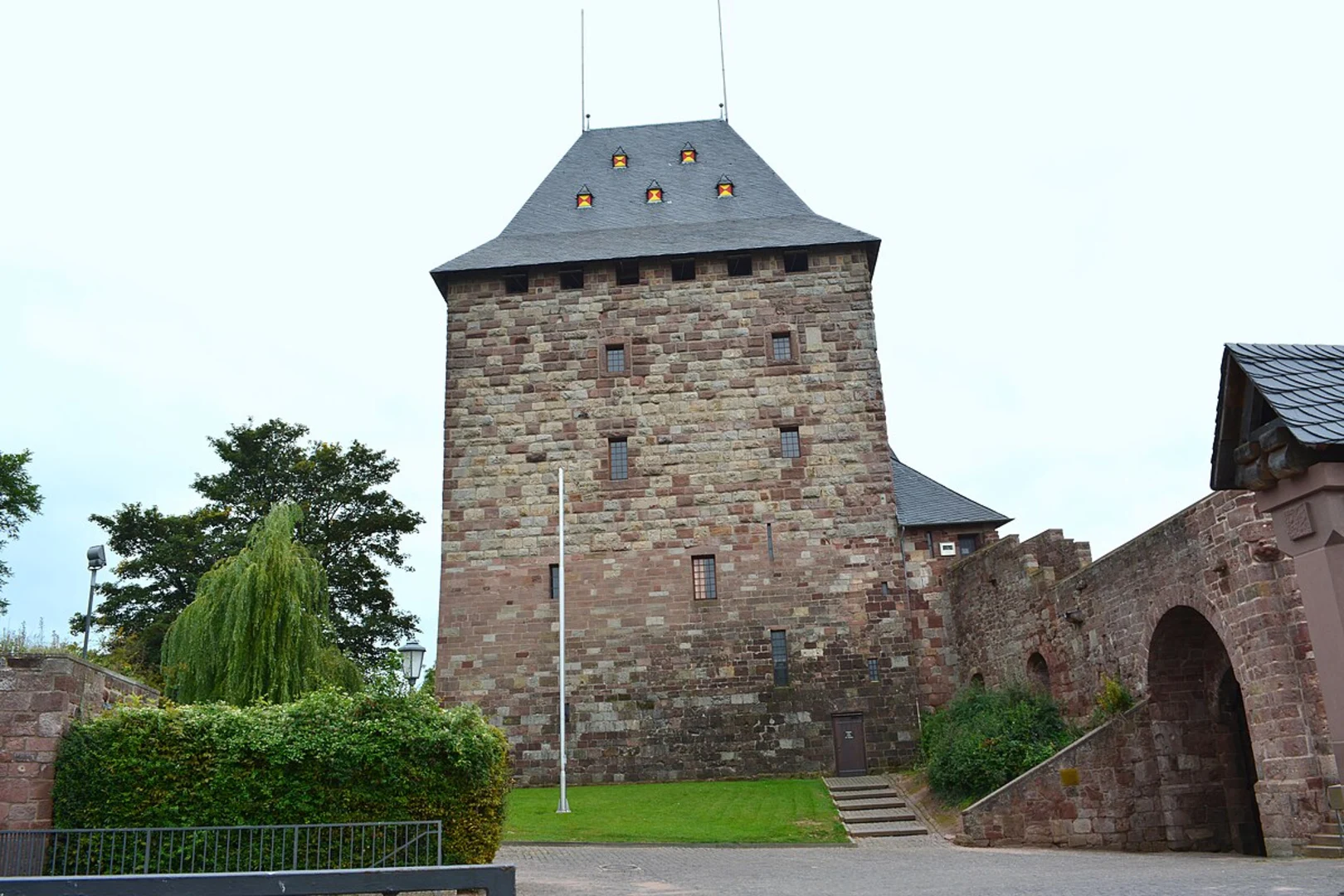 An image depicting the trail Freiwillige Feuerwehr Nideggen and Burgwand via Hasenacker and its surrounding area.