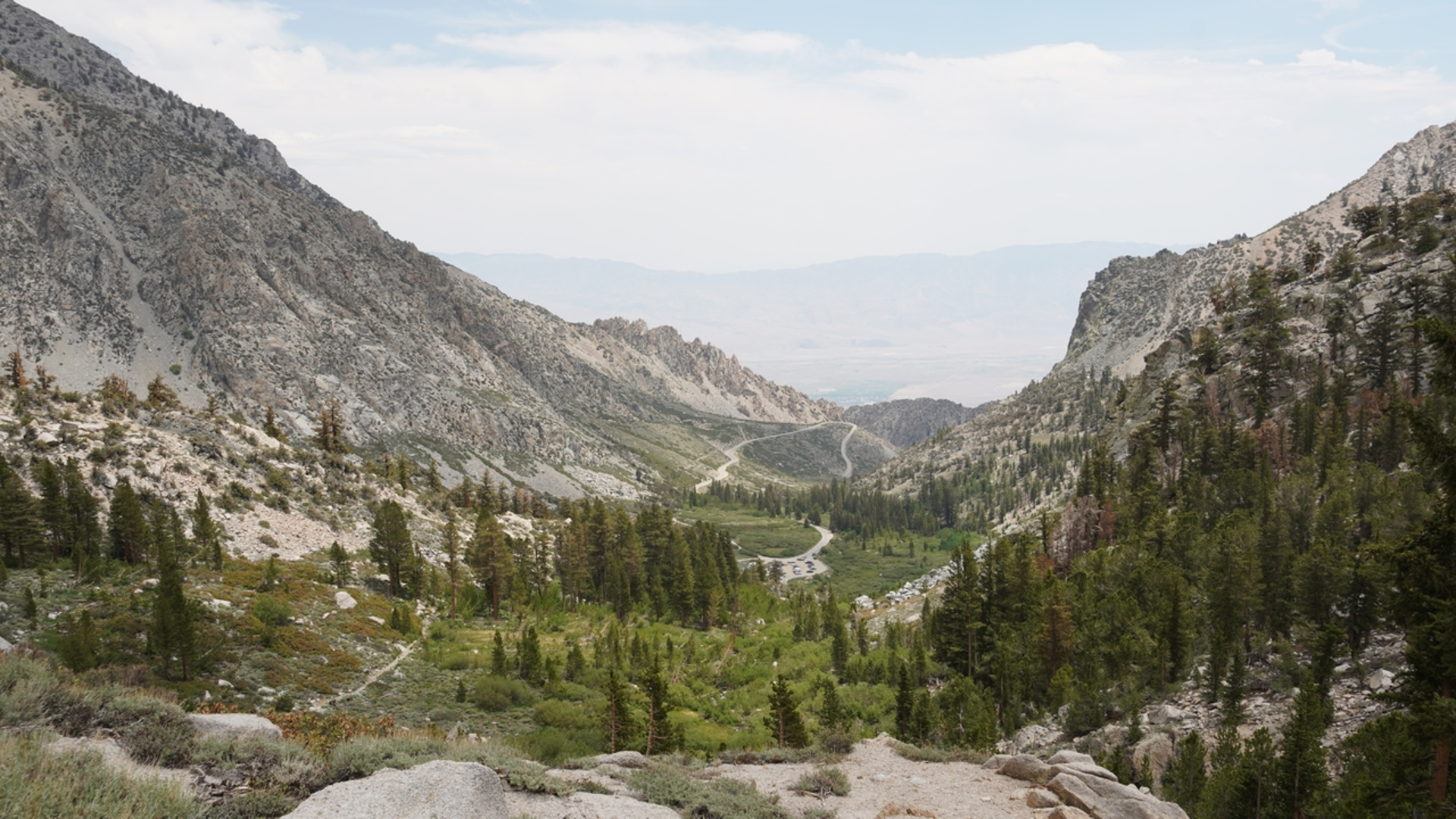 An image depicting the trail Kearsarge Pass to Kearsarge Lakes Trail and its surrounding area.