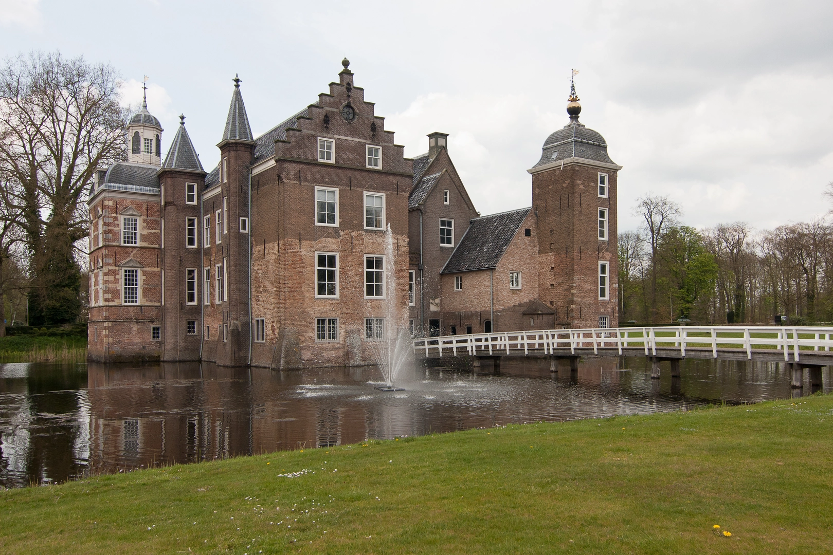 An image depicting the trail Boswachterij Ruurlo, De Hoeve and Kasteel Ruurlo Loop and its surrounding area.