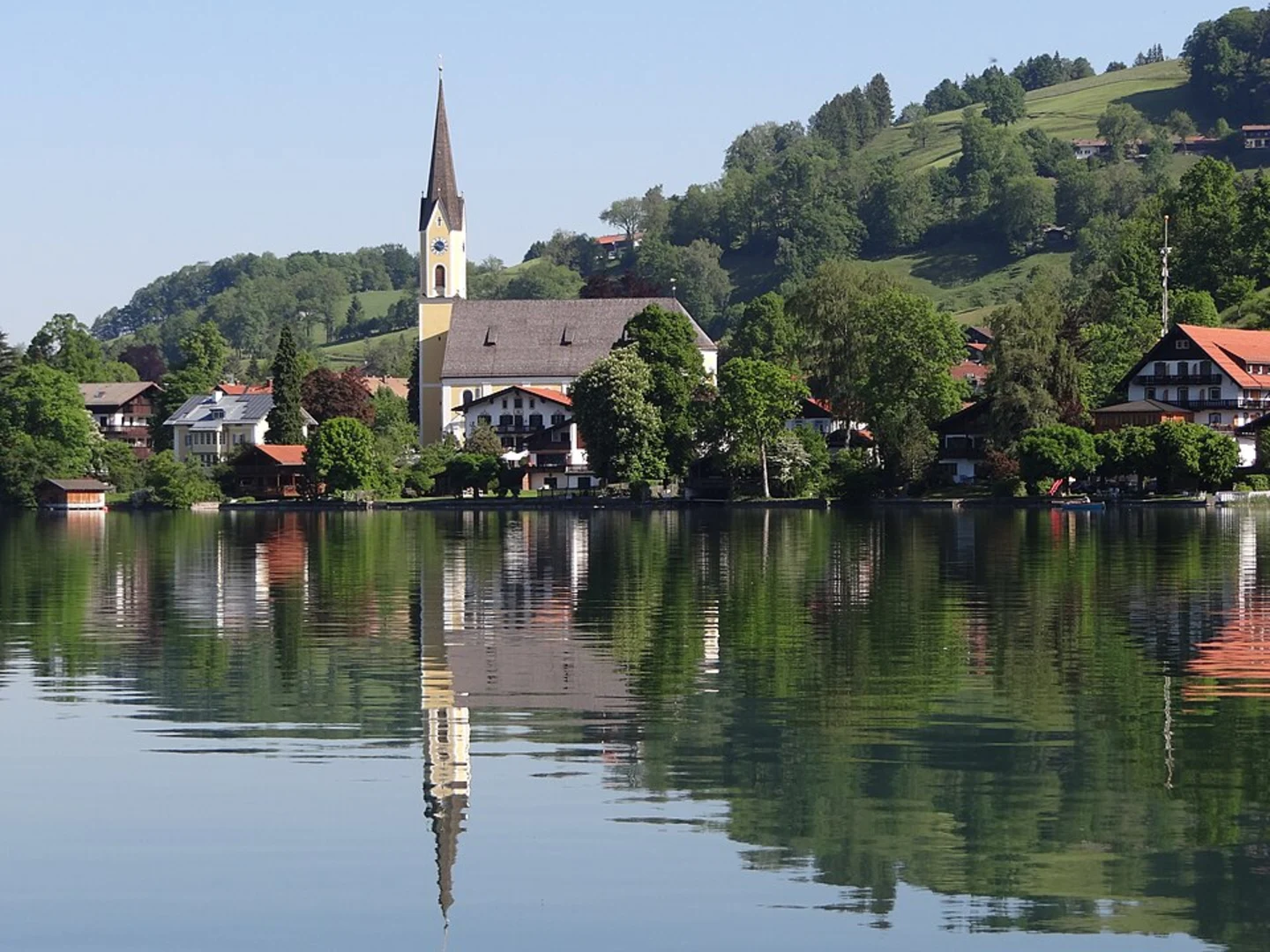 An image depicting the trail Schliersee Scenic Loop and its surrounding area.