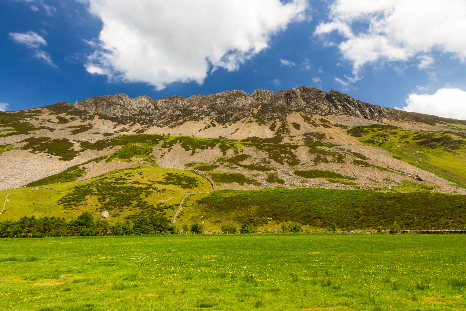 An image depicting the trail Mynydd Mawr from Fron and its surrounding area.