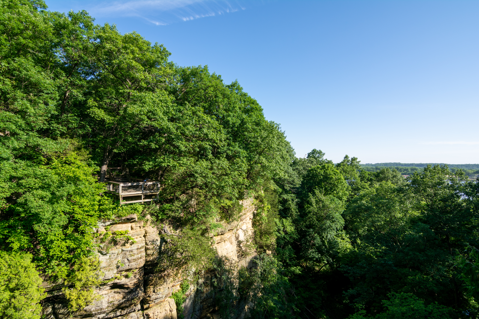 An image depicting the trail Starved Rock State Park and its surrounding area.