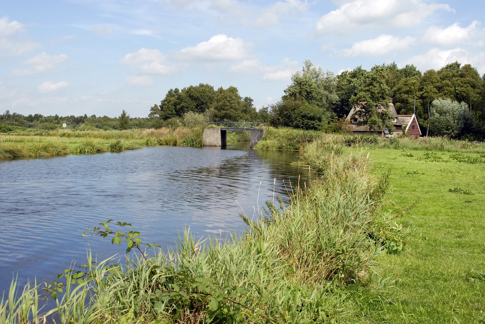 An image depicting the trail Oldelamerbrug and Jonkers of Helomavaort via Voetpad and its surrounding area.