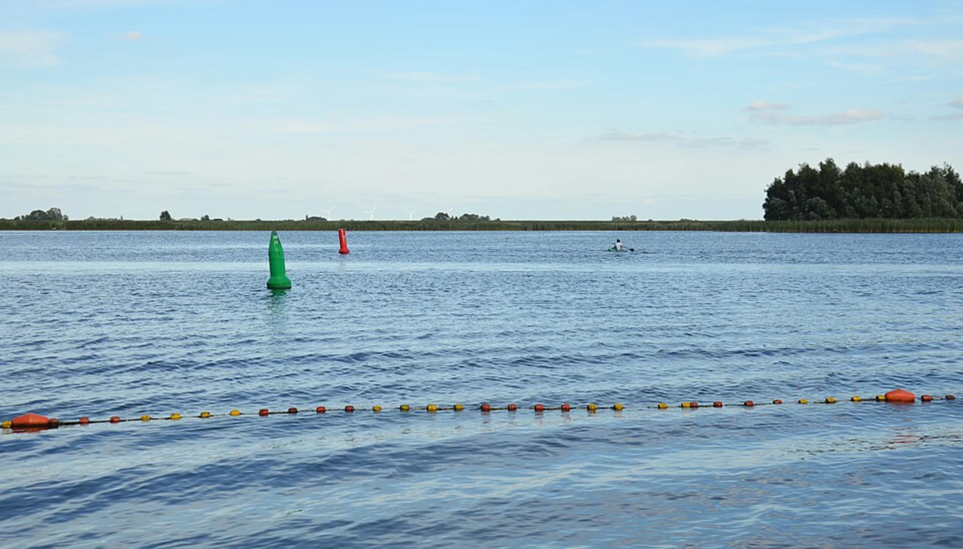 An image depicting the trail Elburg to Duivedans Walk via Zomerdijk and Drontermeer and its surrounding area.