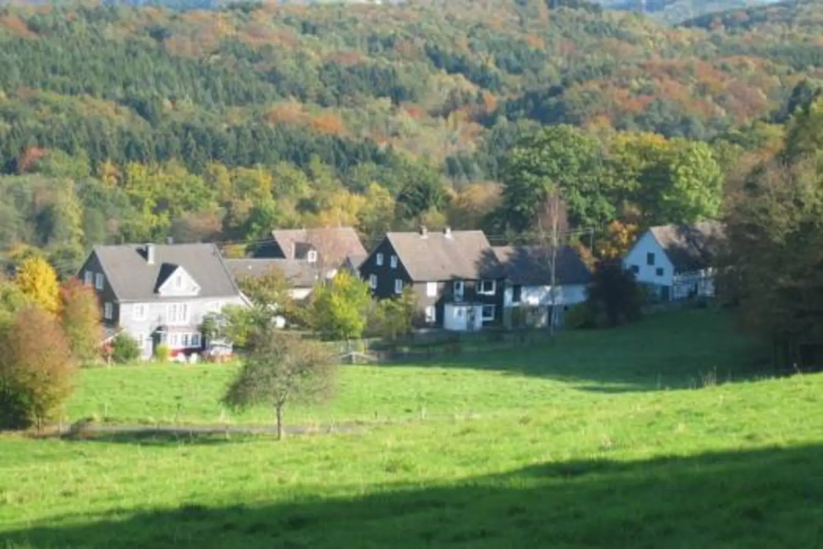 An image depicting the trail Hexenweiher via Klangpfad and Rundweg Schlossblicke Turmroute and its surrounding area.