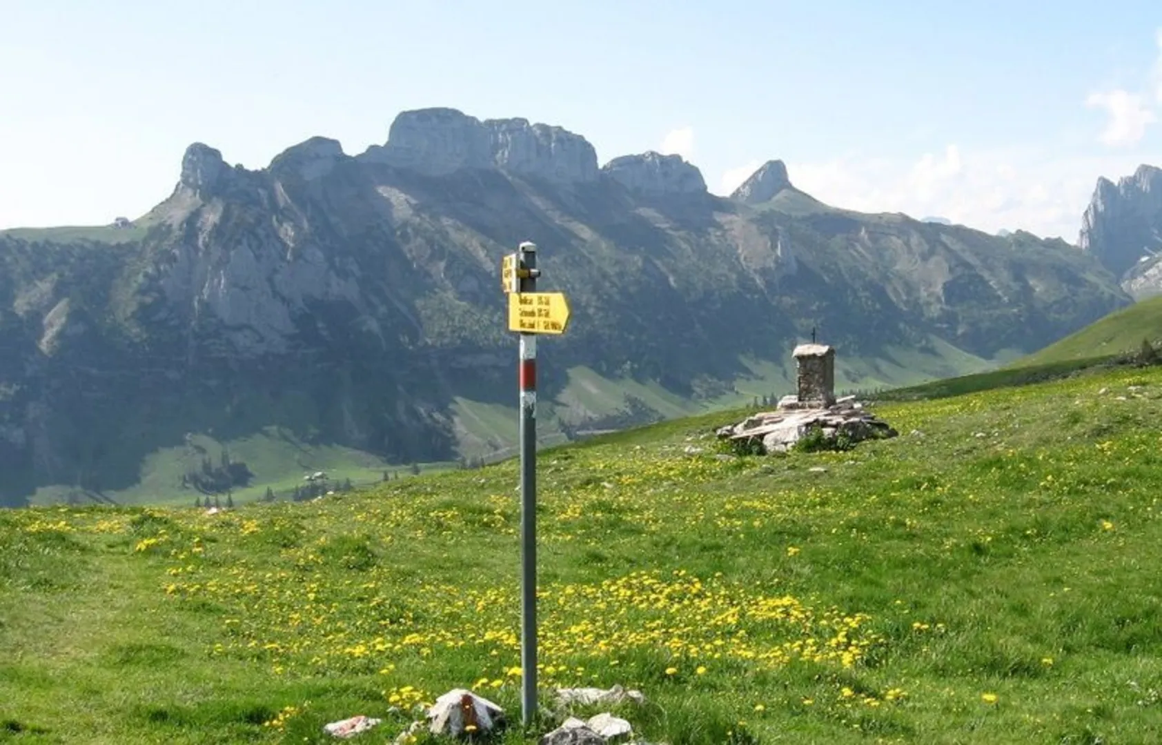 An image depicting the trail Hoher Kasten - Staubern - Rainhütten - Brülisau and its surrounding area.