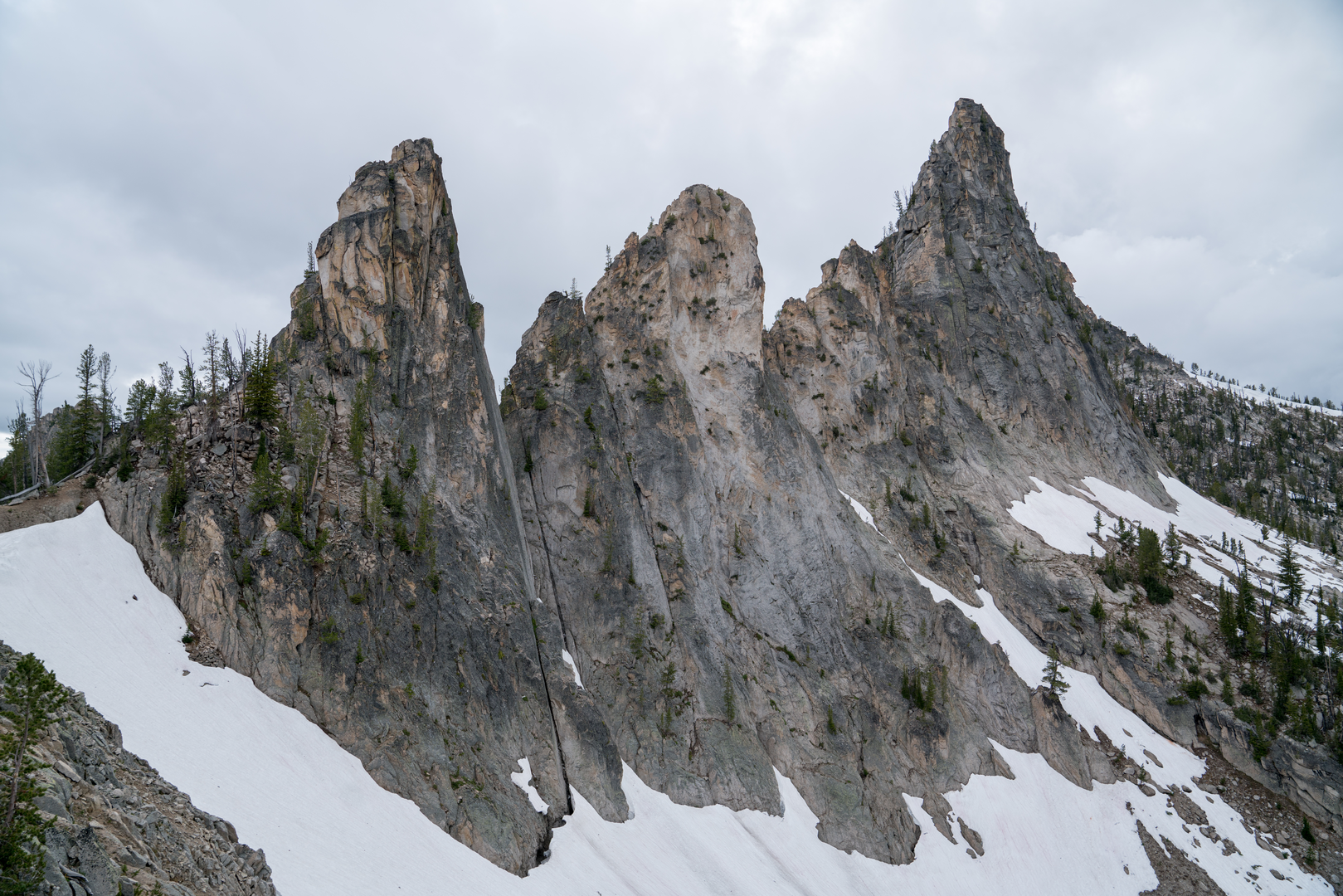 An image depicting the trail Bighorn Crags - Reflection Lake and its surrounding area.
