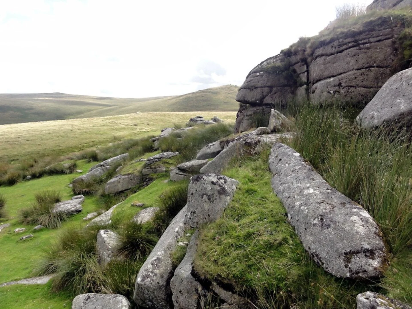 An image depicting the trail Knattaborough Tor, Oke Tor, Hangingstone Hill and Wild Tor Loop - Belstone and its surrounding area.