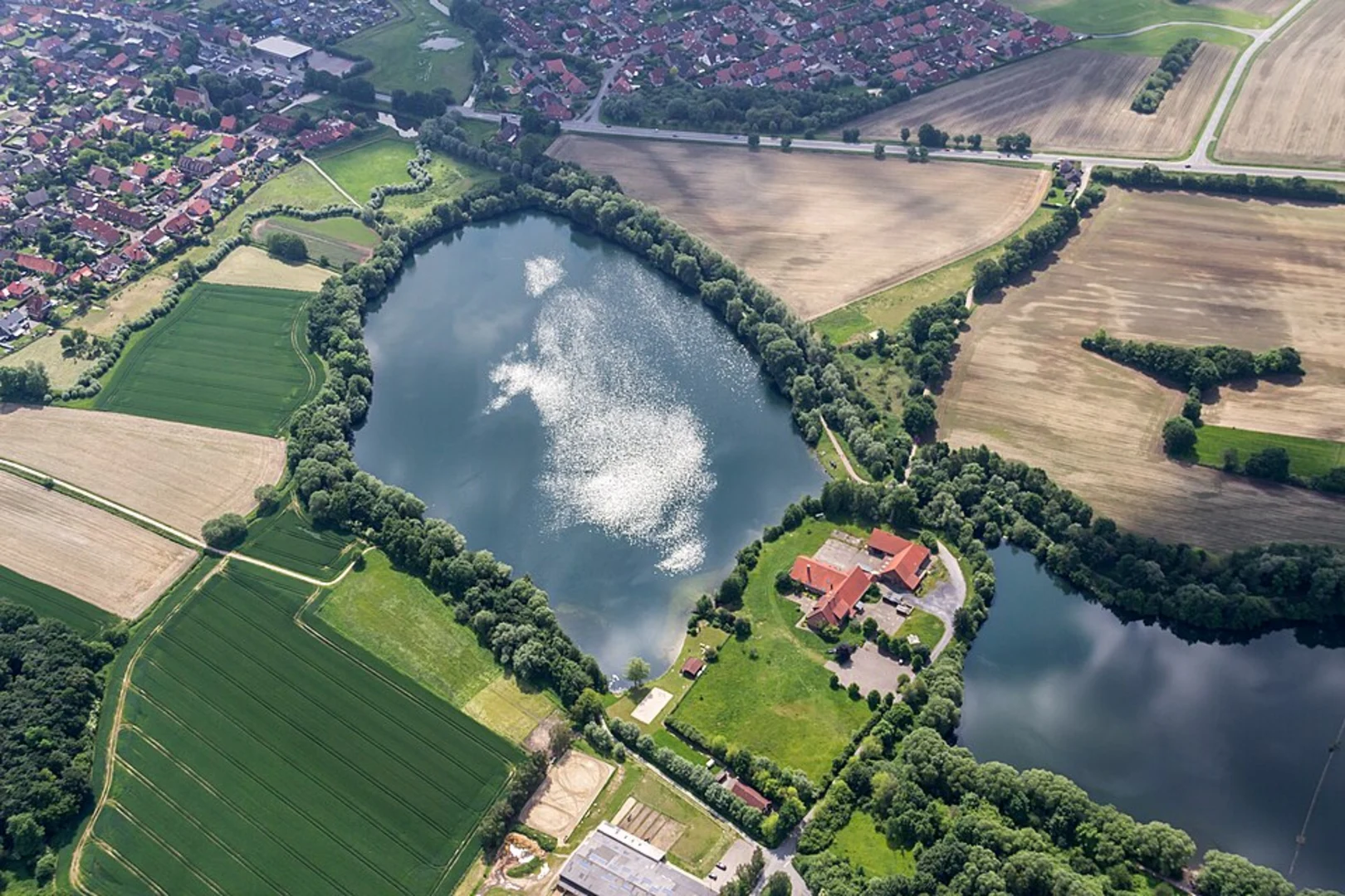 An image depicting the trail Badesee Halen Loop and its surrounding area.
