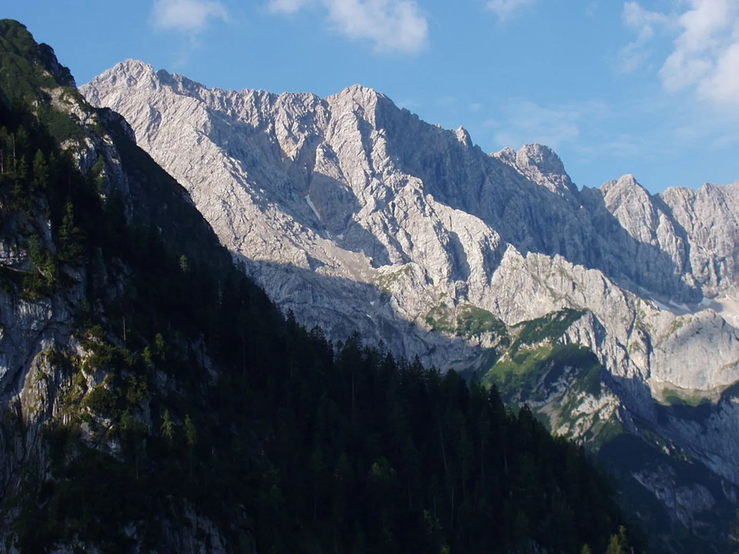 An image depicting the trail Zugspitze to Alpspitze via Aeussere and Jubilaeumsgrat and its surrounding area.