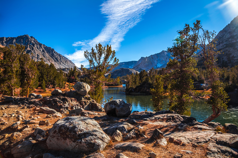 An image depicting the trail Bishop Pass Trail and its surrounding area.