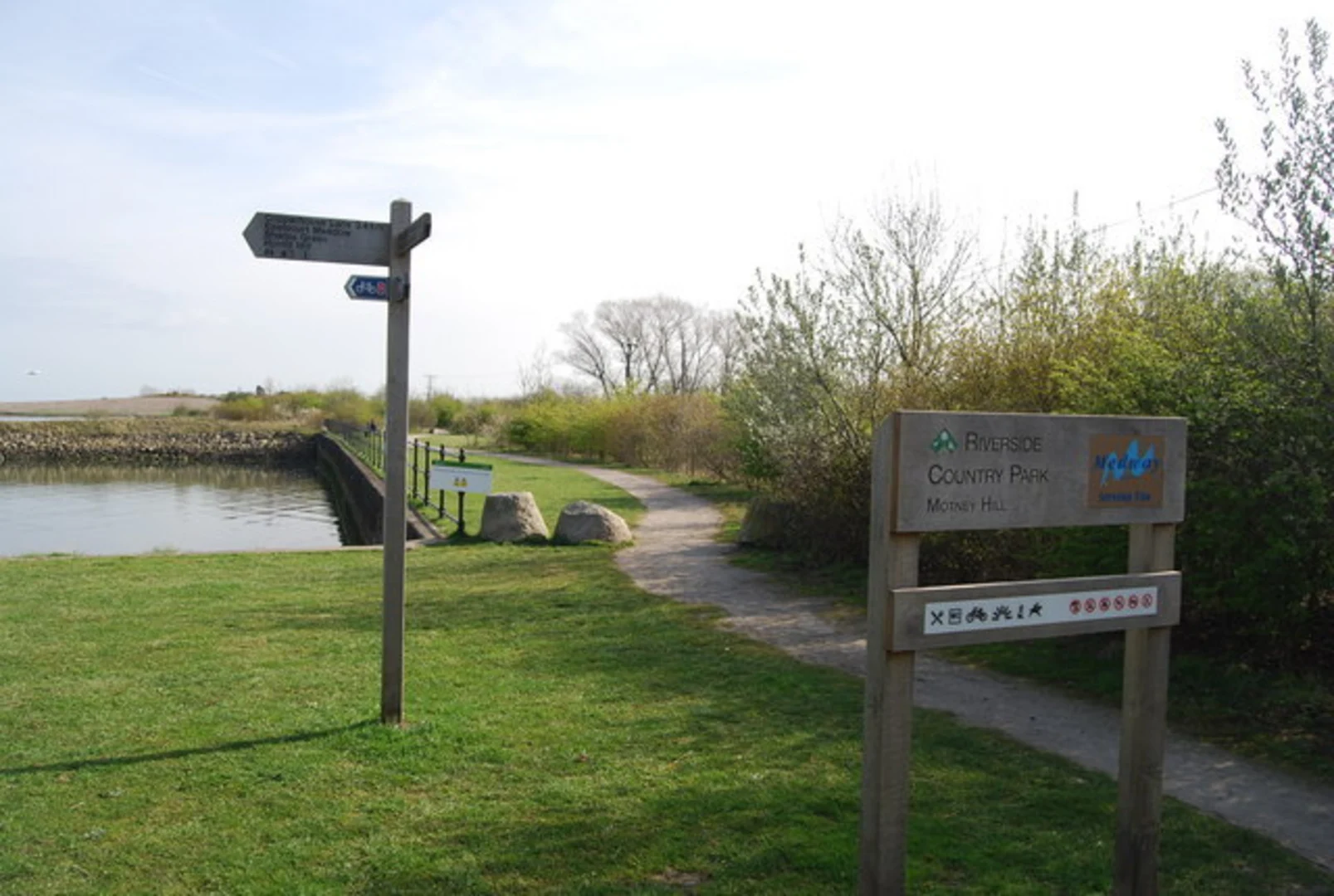 An image depicting the trail Medway Riverside Country Park and its surrounding area.