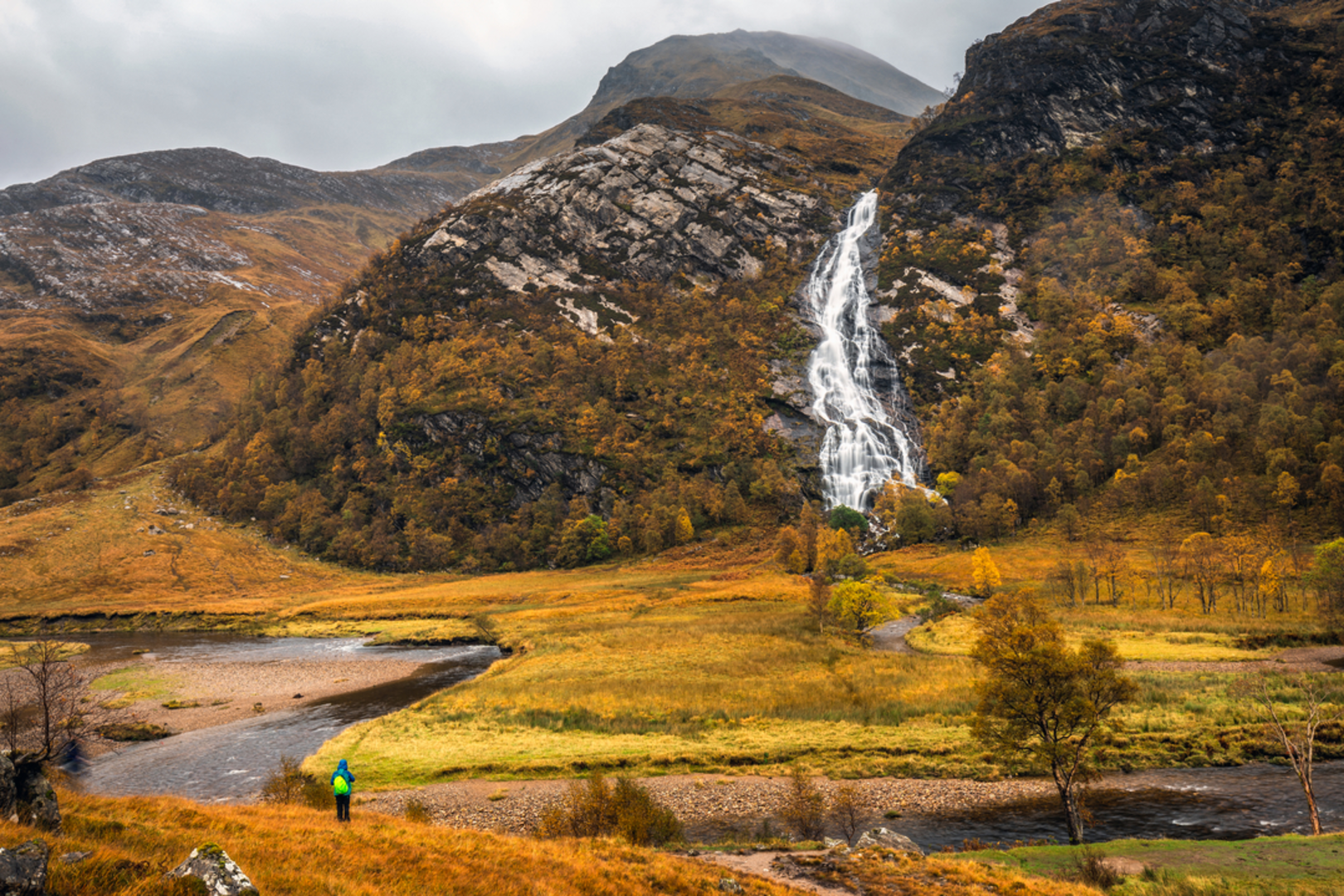 An image depicting the trail Aonach Beag via Sgurr A Bhuic Walk and its surrounding area.