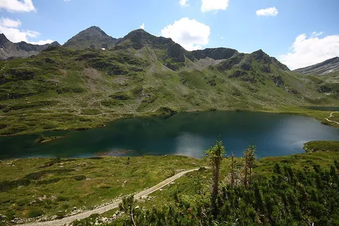 An image depicting the trail Around the Kampspitze and its surrounding area.