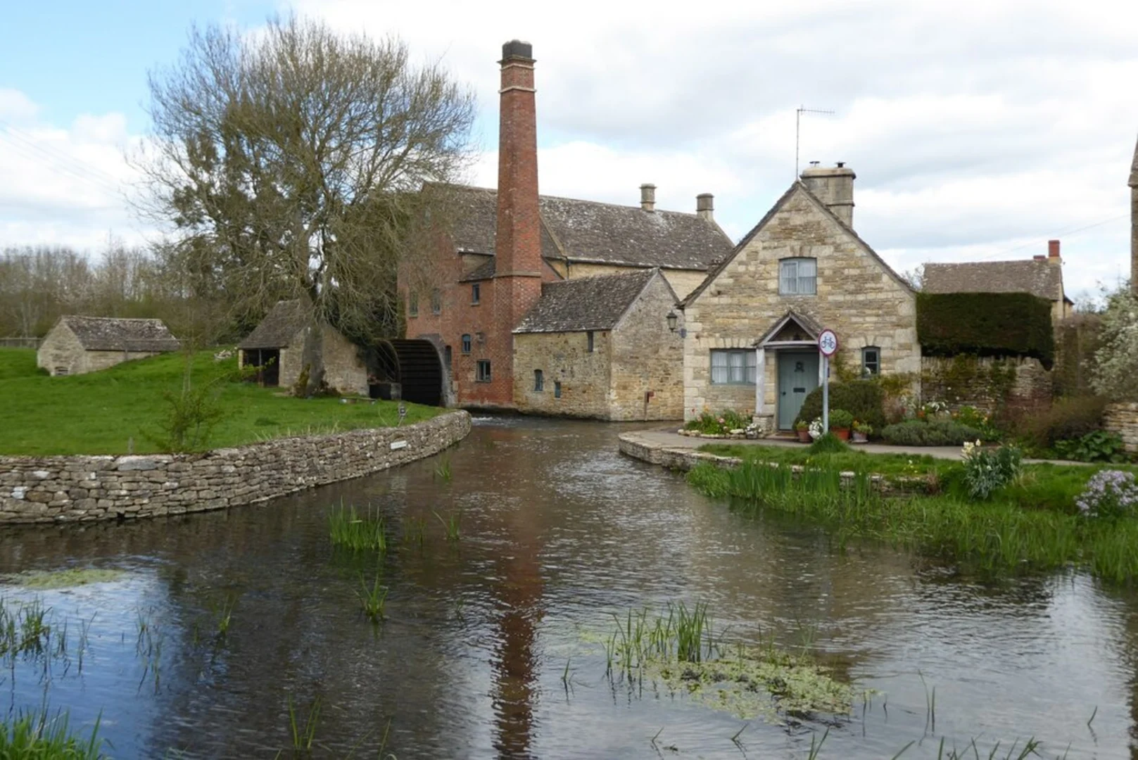 An image depicting the trail Heart of England and River Windrush and its surrounding area.