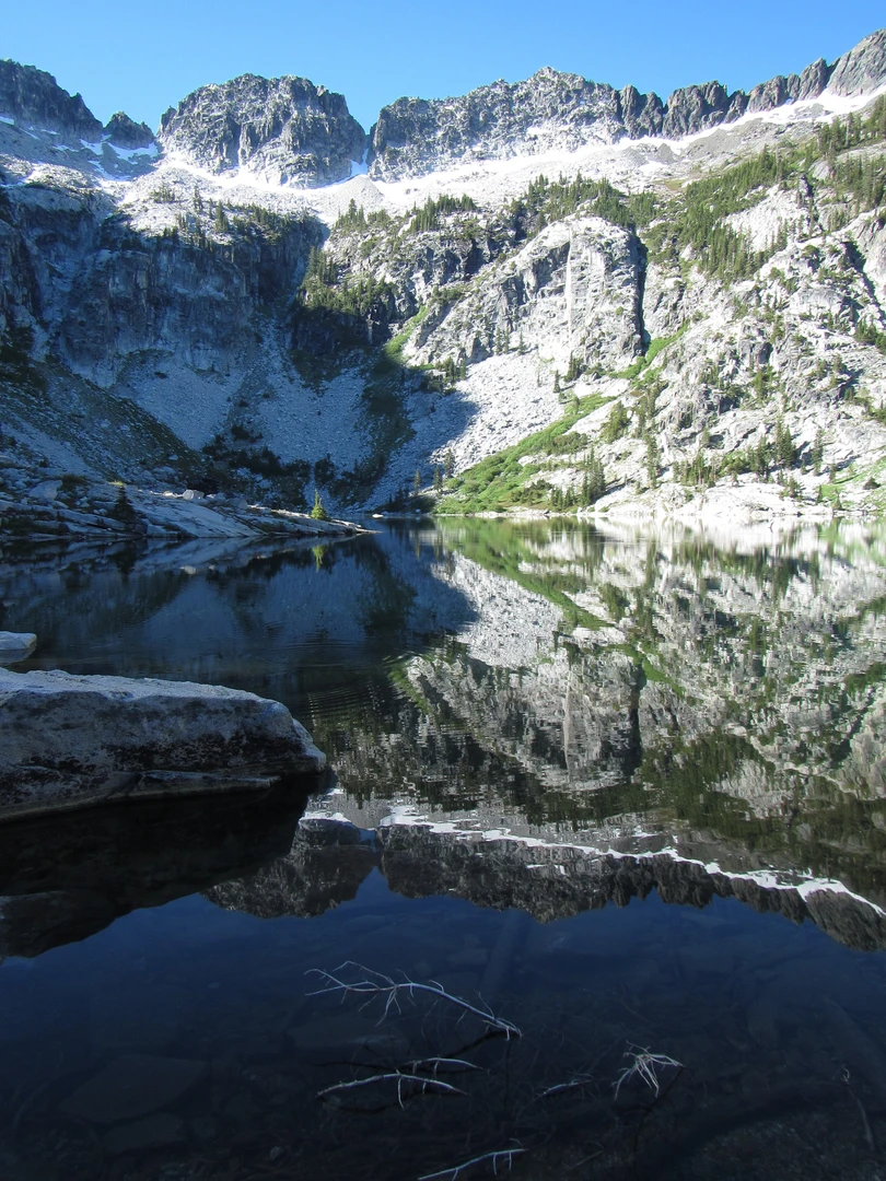 An image depicting the trail Big Bear Lake via Bear Lakes Trail and its surrounding area.