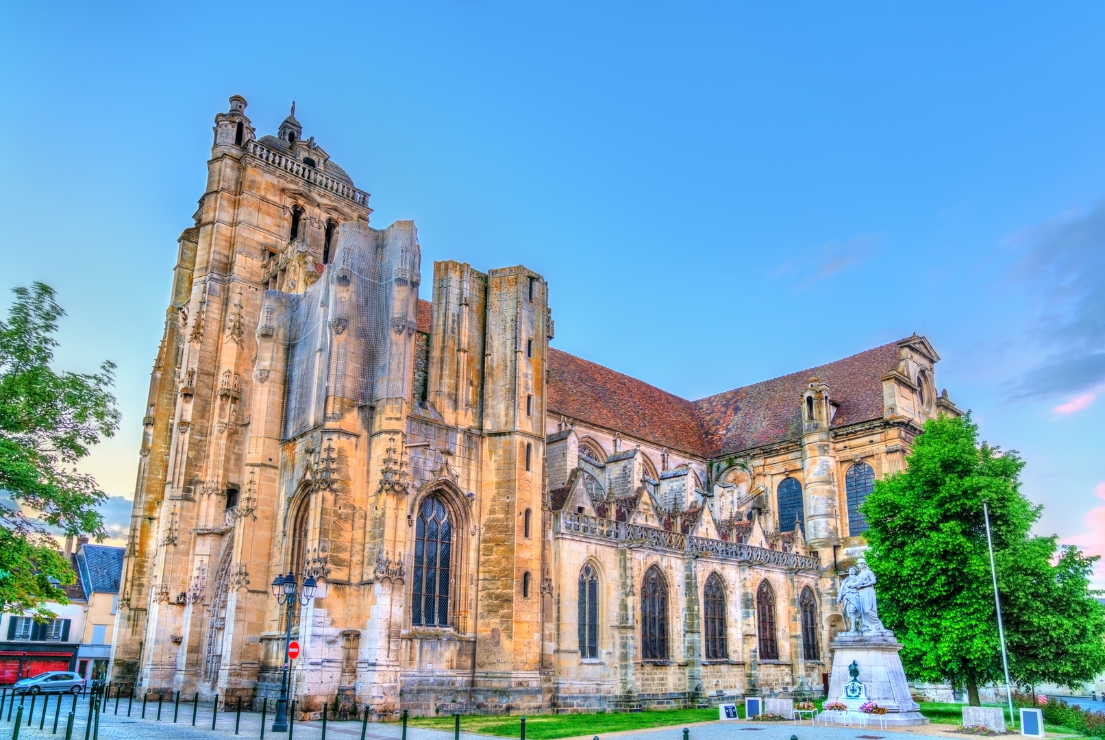 An image depicting the trail GR 22 - De Paris Au Mont Saint Michel and its surrounding area.