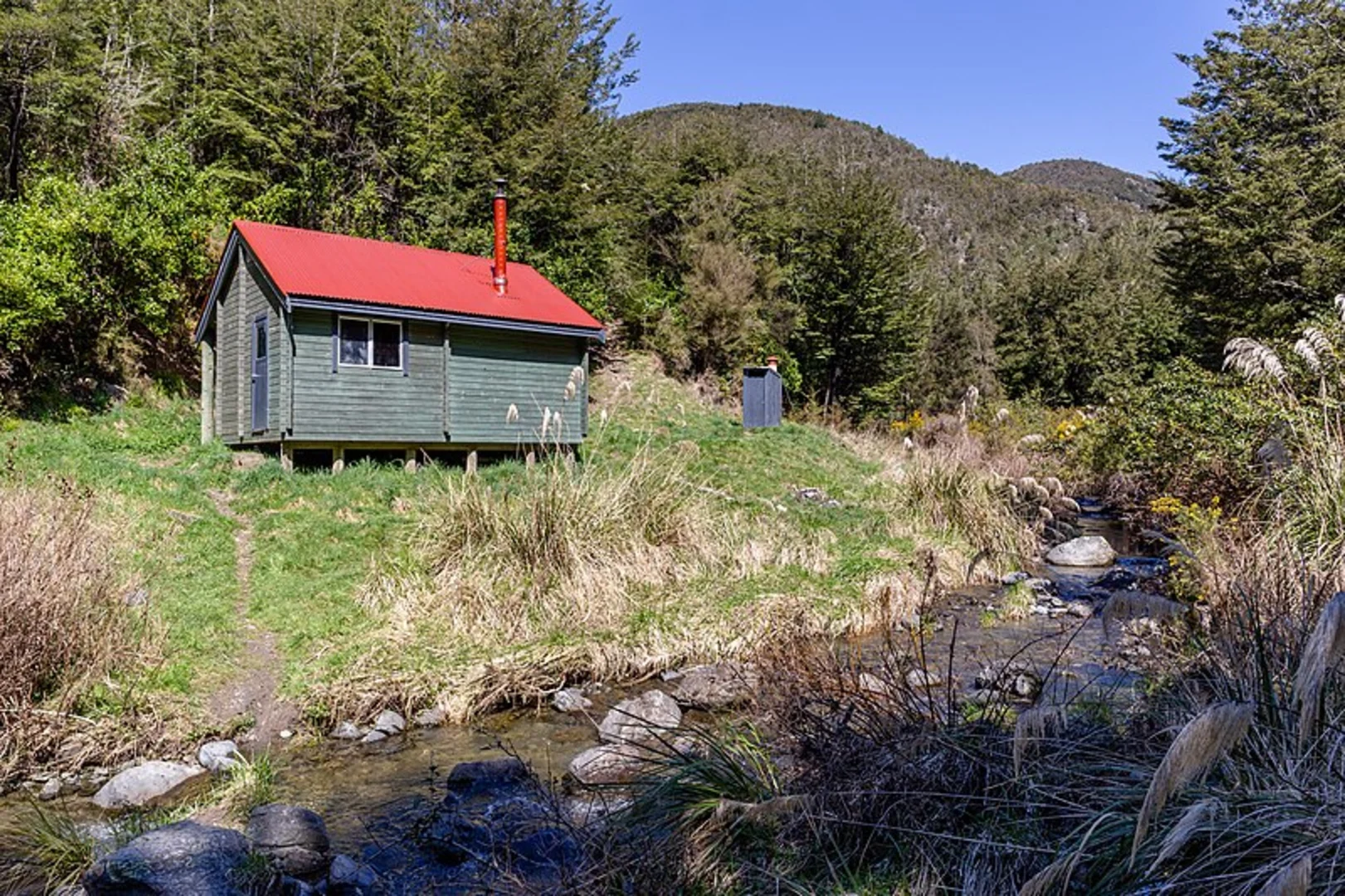 An image depicting the trail Pinchgut Track and its surrounding area.