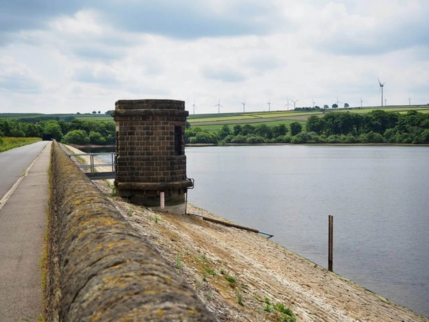 An image depicting the trail Ingbirchworth Reservoir Loop and its surrounding area.