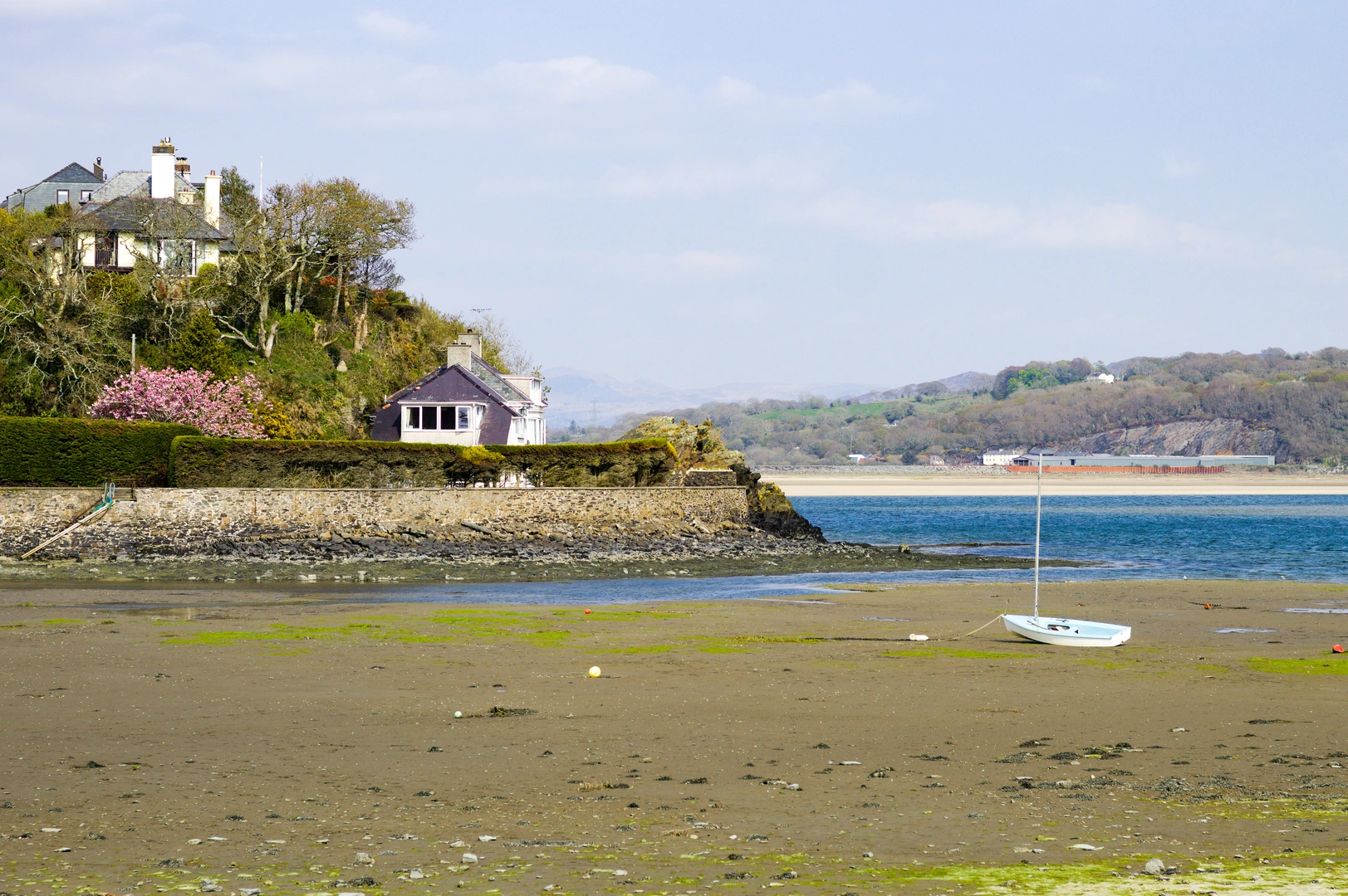 An image depicting the trail Llandecwyn Station to Porthmadog Walk and its surrounding area.