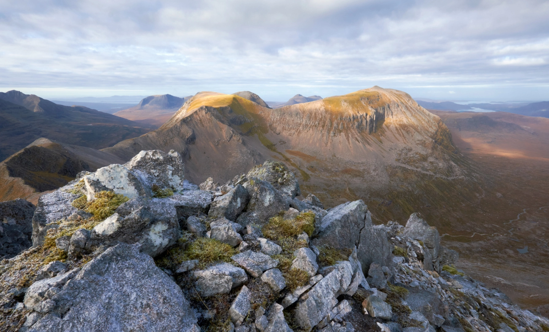 An image depicting the trail Ruadh-stac Mòr - Beinn Eighe via Spider Coire Nan Clach and its surrounding area.