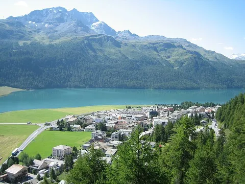 An image depicting the trail Senda Segantini and its surrounding area.