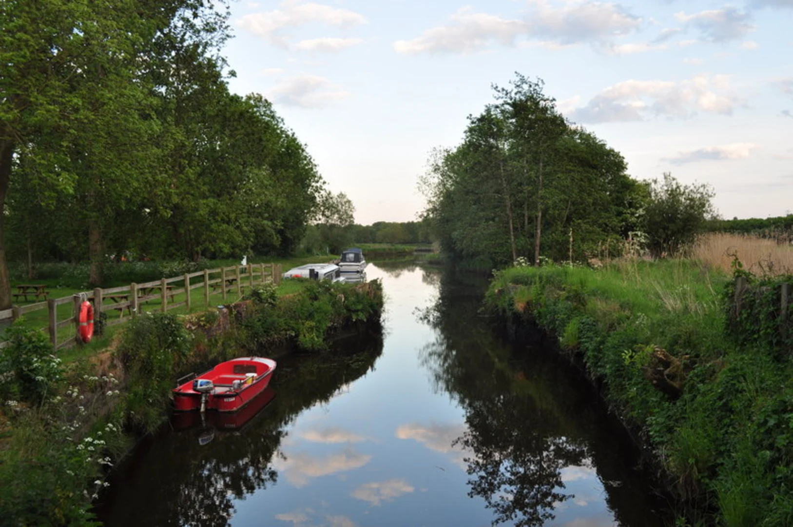 An image depicting the trail Beccles to Geldeston Walk and its surrounding area.