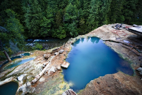 An image depicting the trail Umpqua Hot Springs Trail and its surrounding area.