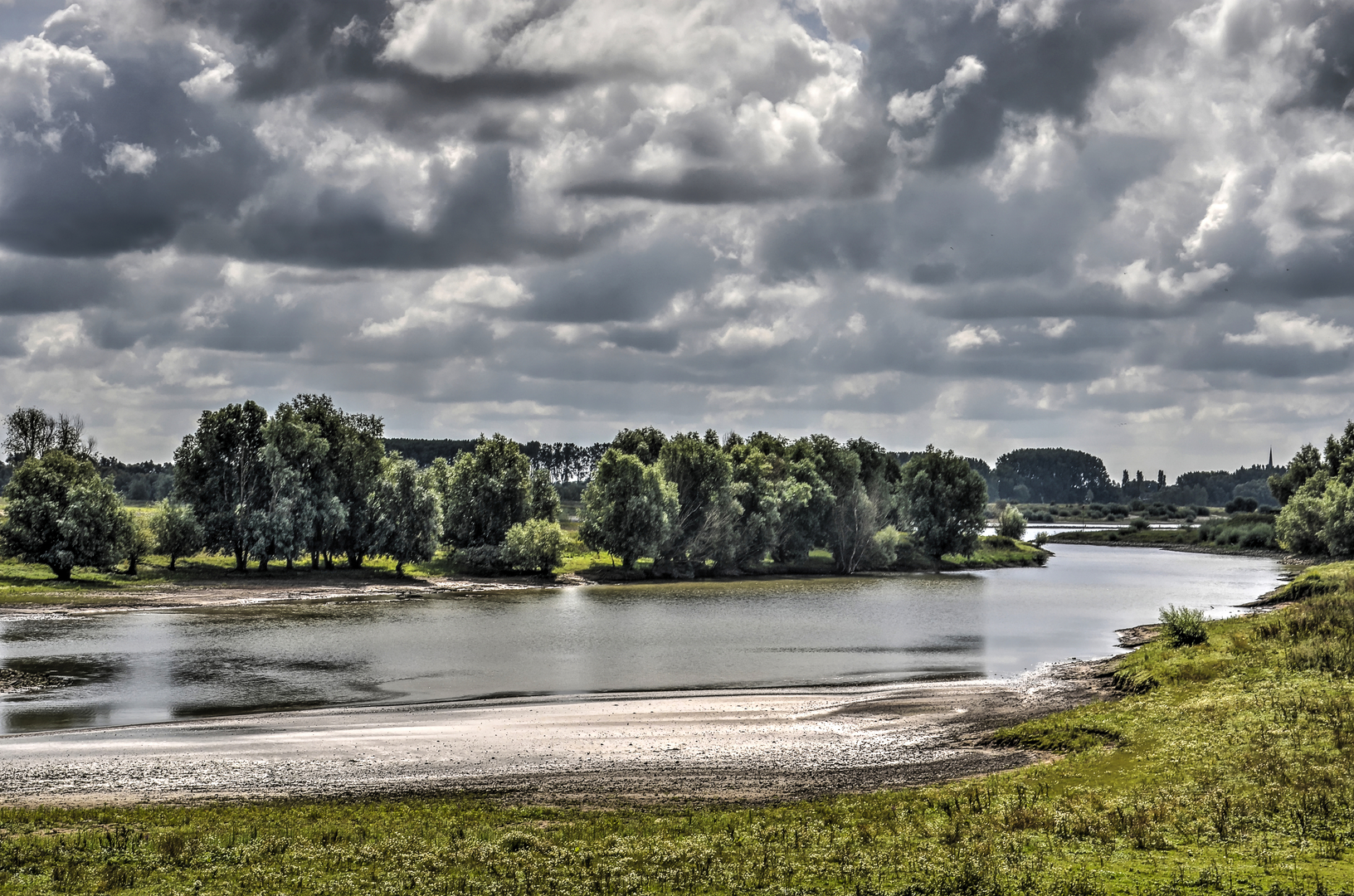 An image depicting the trail Tiel to Ochten via Willems Polder and its surrounding area.