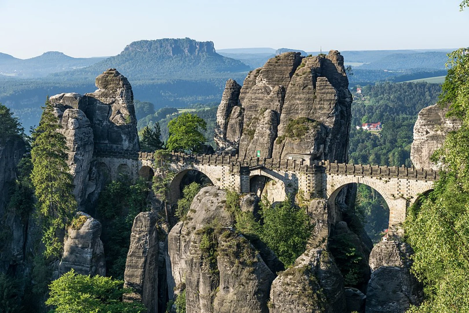An image depicting the trail Großer Rundweg and Bastei Rundweg and its surrounding area.