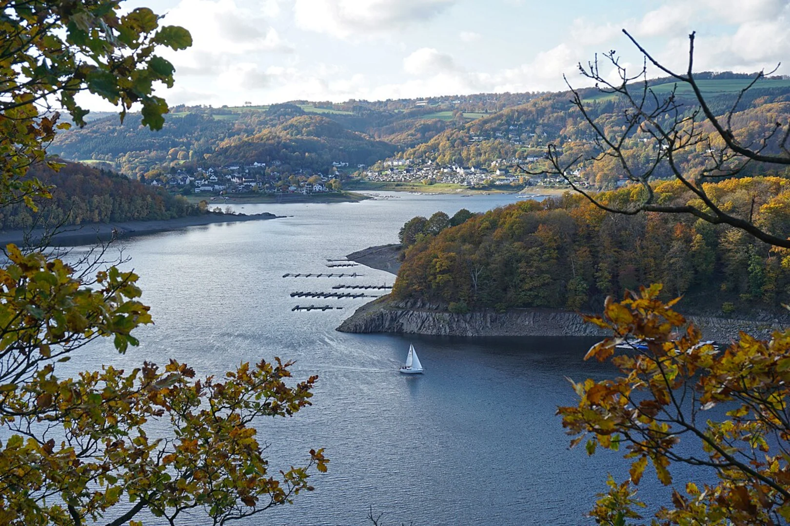 An image depicting the trail Eifeler Steikueste and Wildnis Loop Trail and its surrounding area.