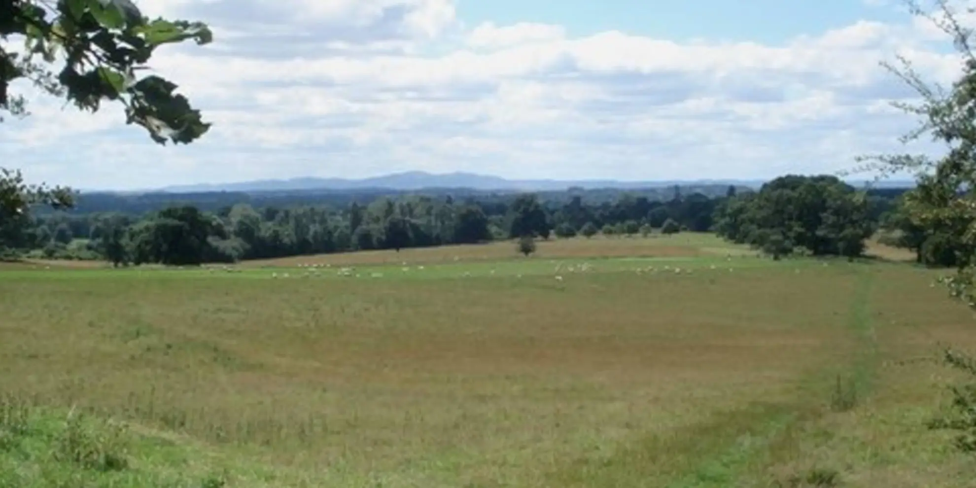 An image depicting the trail Hanbury Park from Piper's Hill near Bromsgrove and its surrounding area.