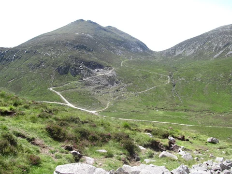 An image depicting the trail Slieve Bearnagh via Glen Path and its surrounding area.