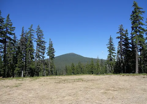 An image depicting the trail Maiden Peak Trail and its surrounding area.
