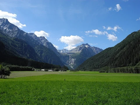 An image depicting the trail Via Panoramica Val Bregaglia and its surrounding area.