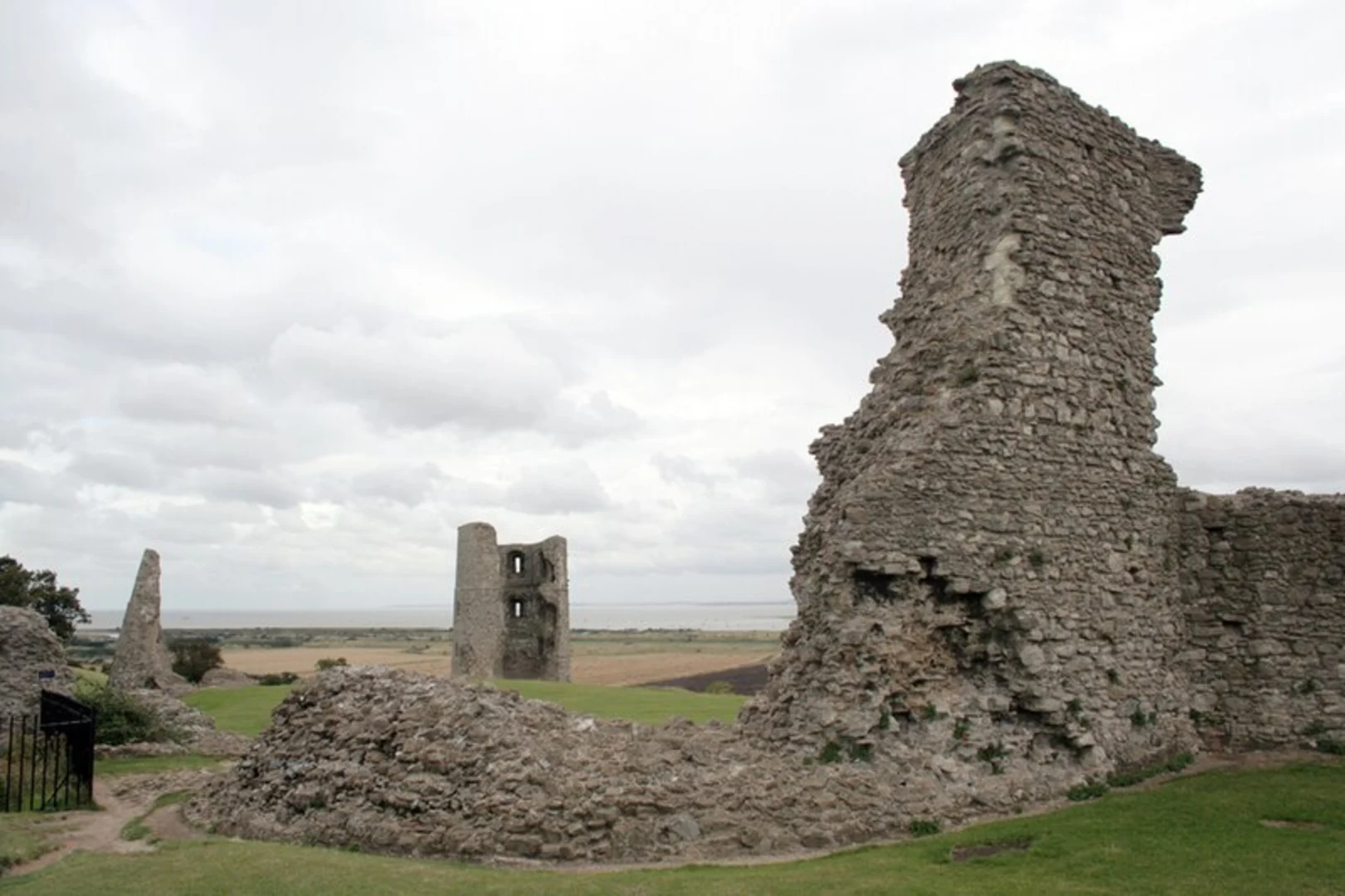 An image depicting the trail Hadleigh Castle Country Park Loop and its surrounding area.