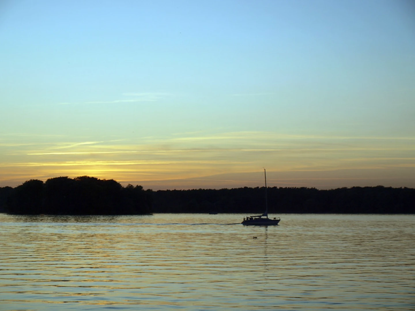 An image depicting the trail Tegel to Flughafensee Scenic Walk via Lake Tegel and its surrounding area.