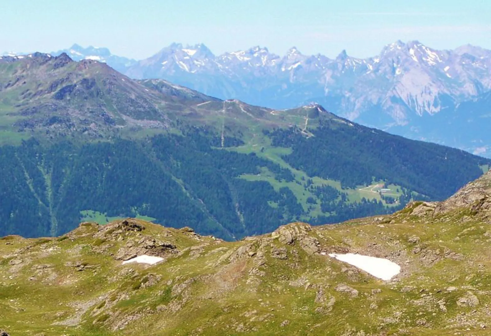 An image depicting the trail Crêt du Midi to Le Louché Lac Trail and its surrounding area.