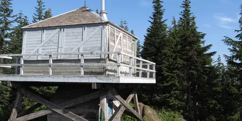 An image depicting the trail Sky Lakes Traverse and its surrounding area.