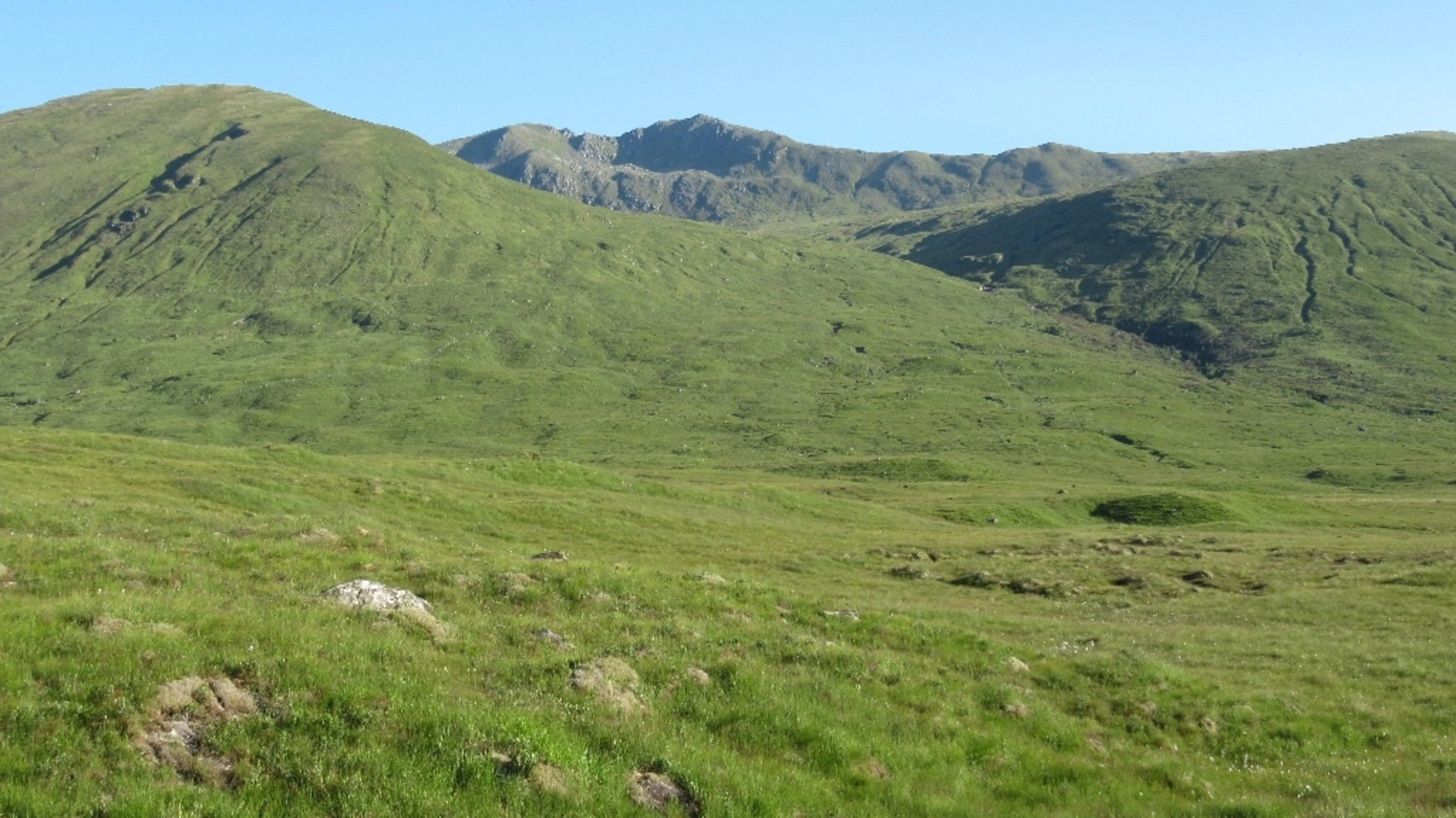 An image depicting the trail Sgùrr nan Ceathreamhnan and its surrounding area.