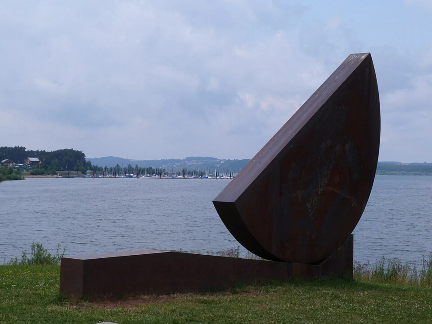 An image depicting the trail Grosser Brombachsee Loop and its surrounding area.