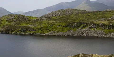 An image depicting the trail Llyn yr Adar and Llyn Edno and its surrounding area.