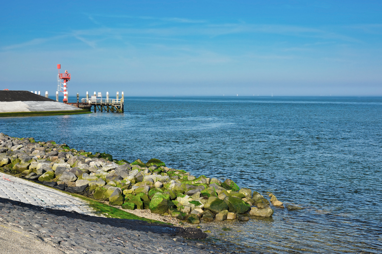 An image depicting the trail Skillepaadje, Boeren Route and Waal en Burgerdijk Loop and its surrounding area.