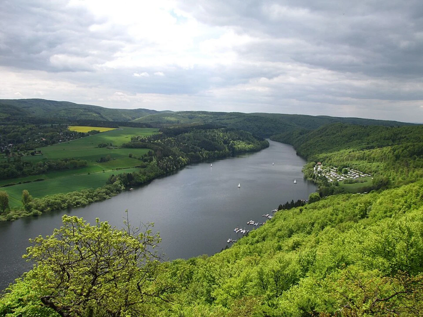 An image depicting the trail Eder via Nationalparkrundweg and Urwaldsteig Edersee and its surrounding area.