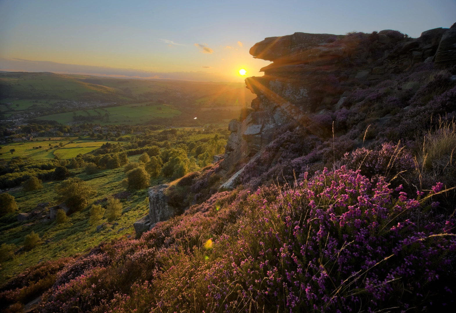 An image depicting the trail Curbar Edge and Froggatt Edge and its surrounding area.